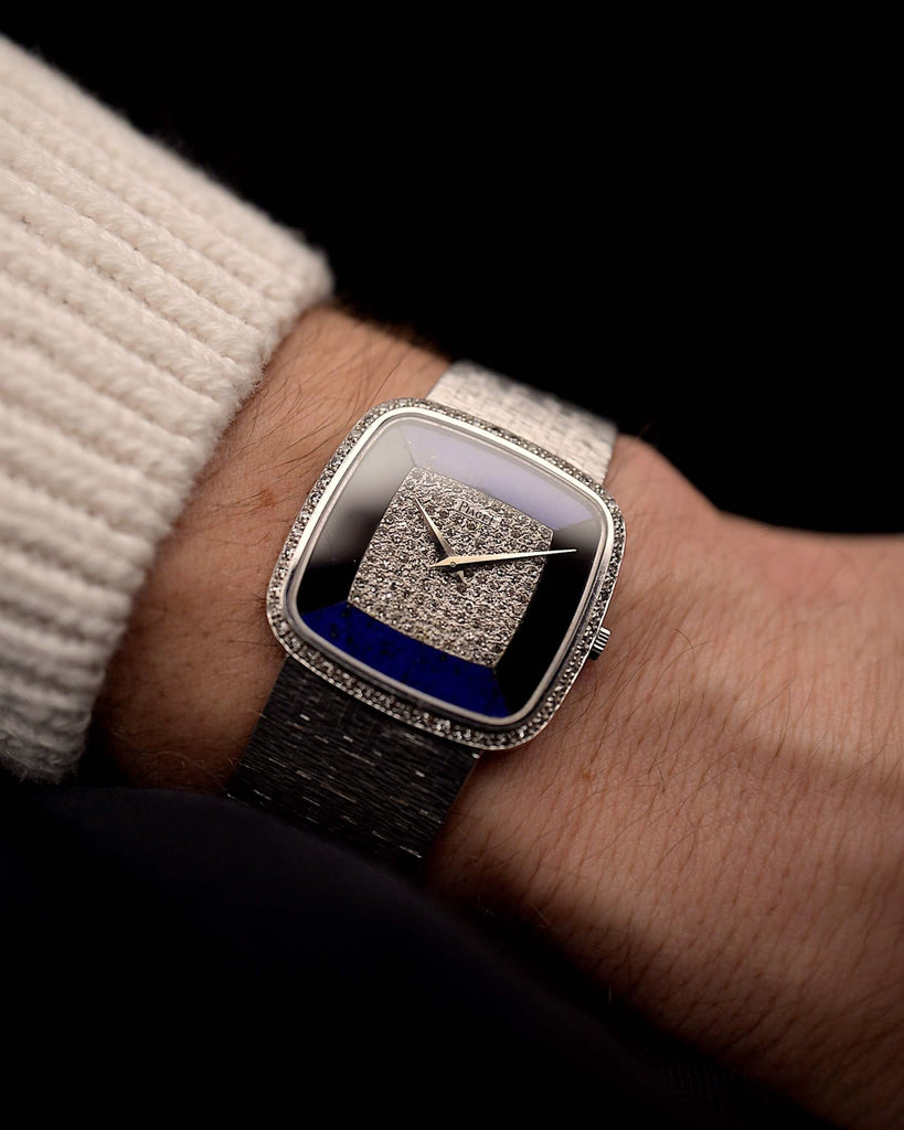 Vintage Piaget Square 9775 Uhr mit Lapis Onyx Diamant aus den 1970er Jahren an einem Handgelenk. 30 mm aus 18 Karat Weißgold mit Handaufzugswerk, makellosem Zifferblatt aus Onyx und Lapislazuli, 120 Diamanten und integriertem Armband.