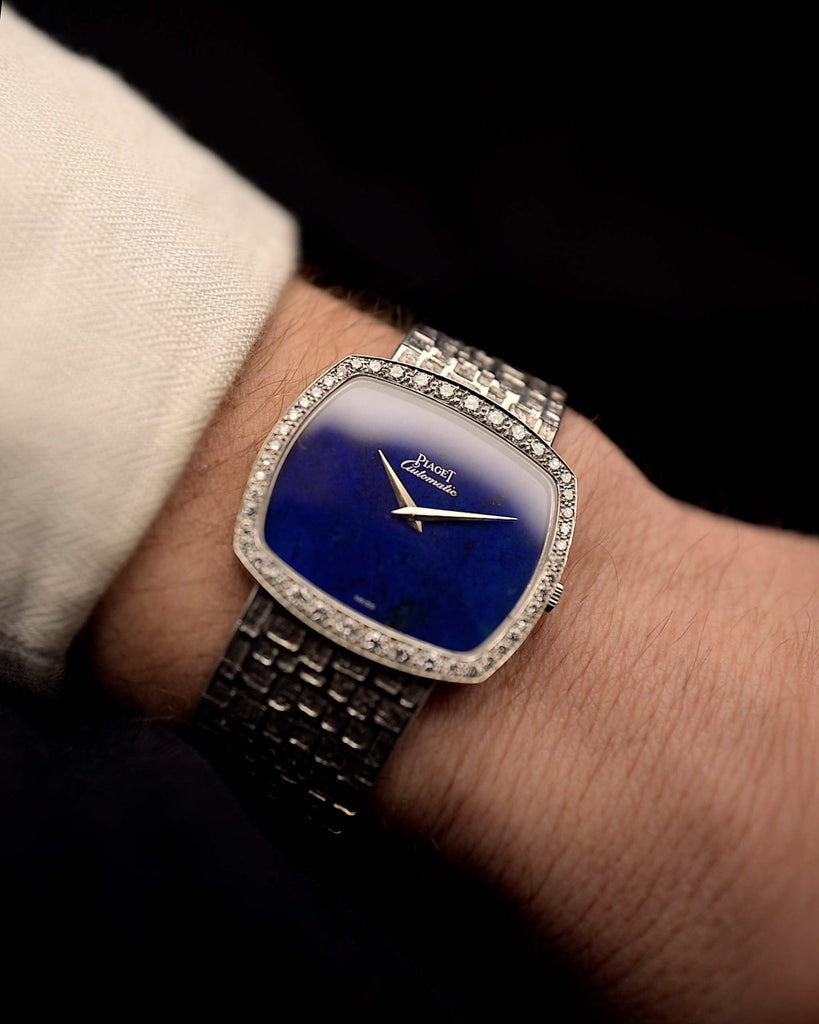 Vintage Piaget Uhr TV 12735 mit Lapis Lazuli Diamant aus den 1970er Jahren an einem Handgelenk. 32 mm aus 18 Karat Weißgold mit Automatikkal. 12P1, Lapislazuli-Zifferblatt, Diamantlünette, integriertes Armband aus 18 Karat Weißgold.
