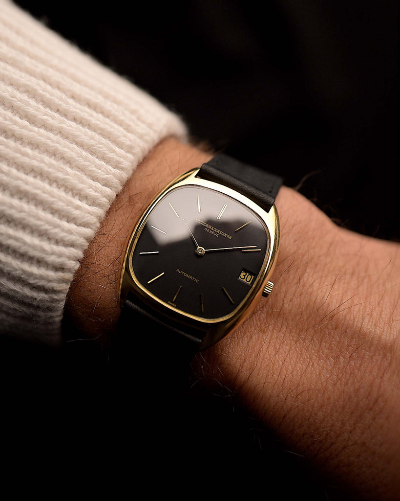 Vintage Vacheron Constantin 2020 Tonneau aus den 1950er Jahren an einem Handgelenk. 32mm mit Gehäuse aus 18k Gelbgold, Automatik-Kal. K1121, original mattschwarzem Zifferblatt und schwarzem Lederarmband.