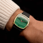 Vintage Vacheron Constantin Uhr 2098 Square Malachite Dial aus den 1970er Jahren an einem Handgelenk. 29 mm Gehäuse aus 18 Karat Gelbgold mit Handaufzugswerk, Original Malachit-Zifferblatt und Lederarmband.