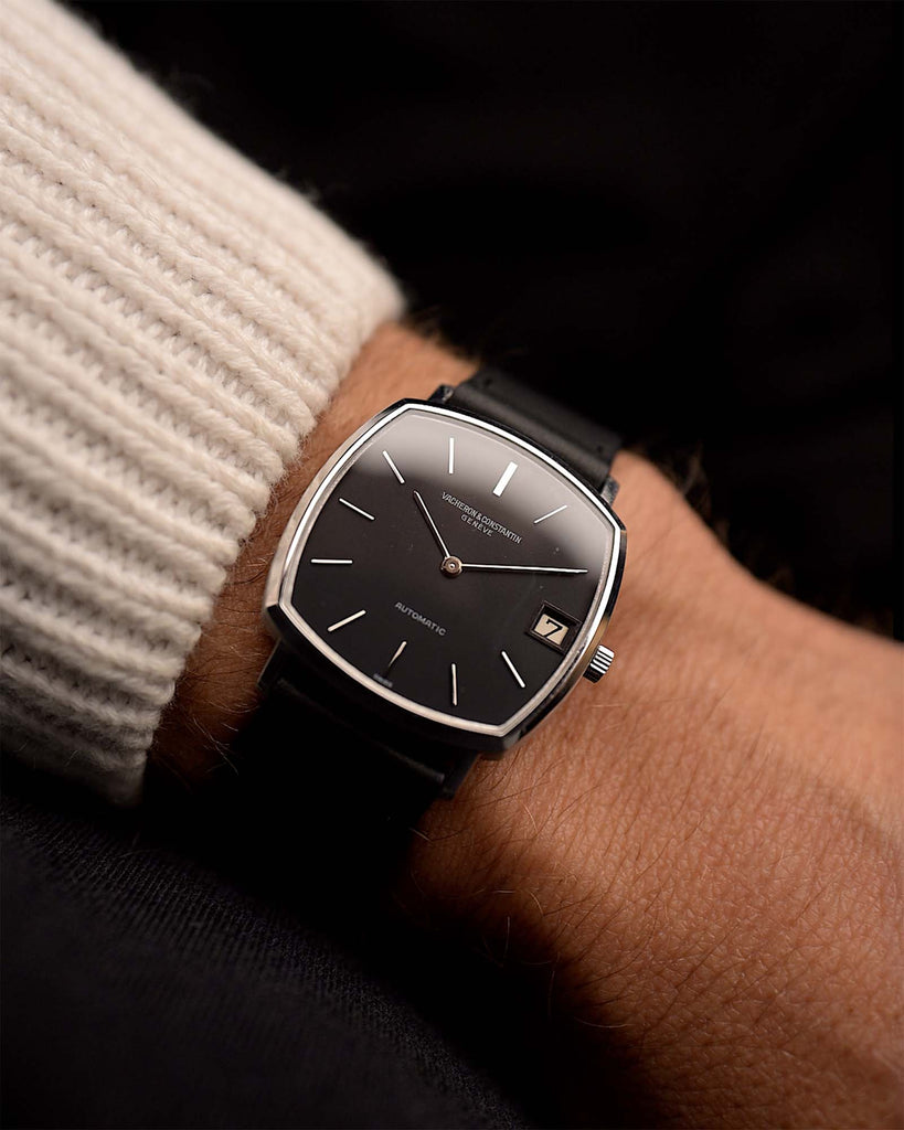 Vintage Vacheron Constantin 7390 Square Black aus den 1970er Jahren an einem Handgelenk. 32 mm mit Gehäuse aus 18 Karat Weißgold, Automatikkaliber K1121, schwarzem Originalzifferblatt und schwarzem Lederarmband.