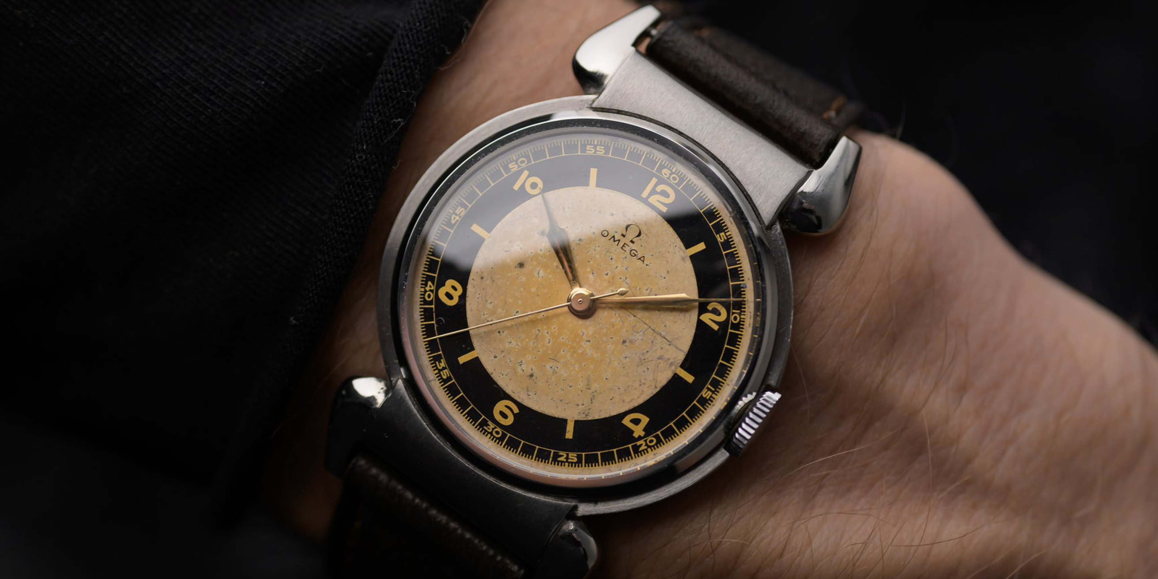 reloj de vestir Omega vintage de los años 30 con esfera de sectores y asas de escarabajo