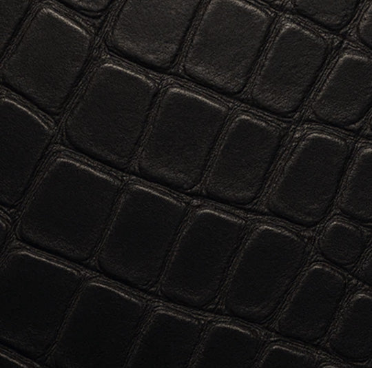 Primer plano de cuero negro con patrón de textura de cocodrilo.