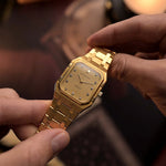 Audemars Piguet 6005BA Diamond de los años 80. 32 mm en oro amarillo de 18 quilates con movimiento de cuarzo, esfera Hobnail, 11 índices de diamantes y brazalete de oro.