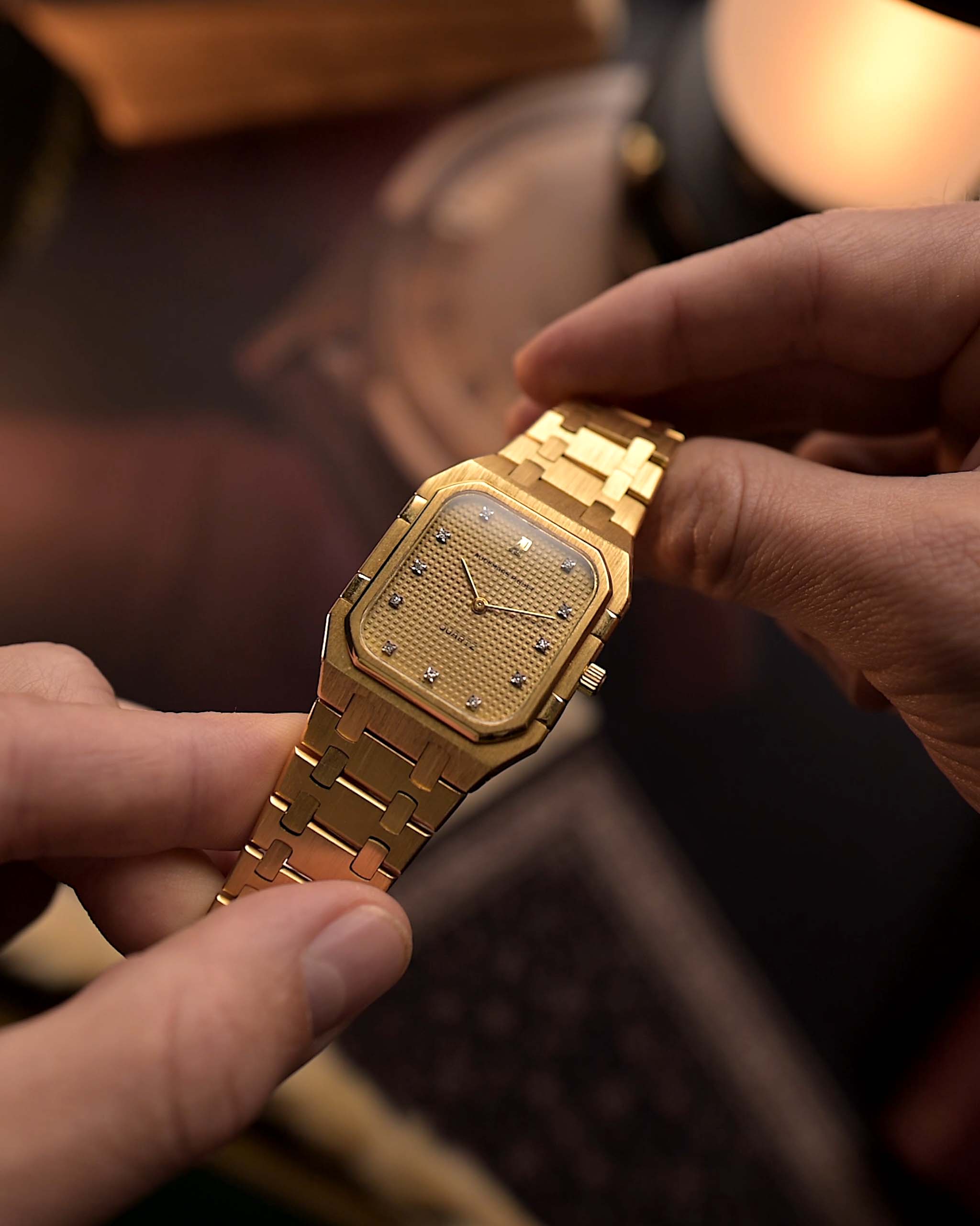 Audemars Piguet 6005BA Diamond de los años 80. 32 mm en oro amarillo de 18 quilates con movimiento de cuarzo, esfera Hobnail, 11 índices de diamantes y brazalete de oro.