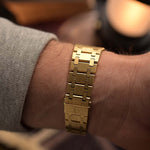 Audemars Piguet 6005BA Diamond de los años 80. 32 mm en oro amarillo de 18 quilates con movimiento de cuarzo, esfera Hobnail, 11 índices de diamantes y brazalete de oro.