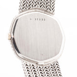 Foto de cerca de un Audemars Piguet Octagon Black Diamond de los años 70 en una muñeca. Caja de 31,5 mm en oro blanco de 18 quilates con calibre 2003 de cuerda manual, esfera negra con marcadores de diamante y brazalete ajustable de 18 quilates.