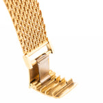 Foto de cerca de un Audemars Piguet Octagon Two Tone 18k de los años 80. 30 mm con caja de oro amarillo de 18k, esfera de aventurina dorada, movimiento de cuerda manual y brazalete de oro amarillo.