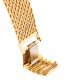 Foto de cerca de un Audemars Piguet Octagon Two Tone 18k de los años 80. 30 mm con caja de oro amarillo de 18k, esfera de aventurina dorada, movimiento de cuerda manual y brazalete de oro amarillo.