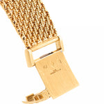 Foto de cerca de un Audemars Piguet Octagon Two Tone 18k de los años 80. 30 mm con caja de oro amarillo de 18k, esfera de aventurina dorada, movimiento de cuerda manual y brazalete de oro amarillo.