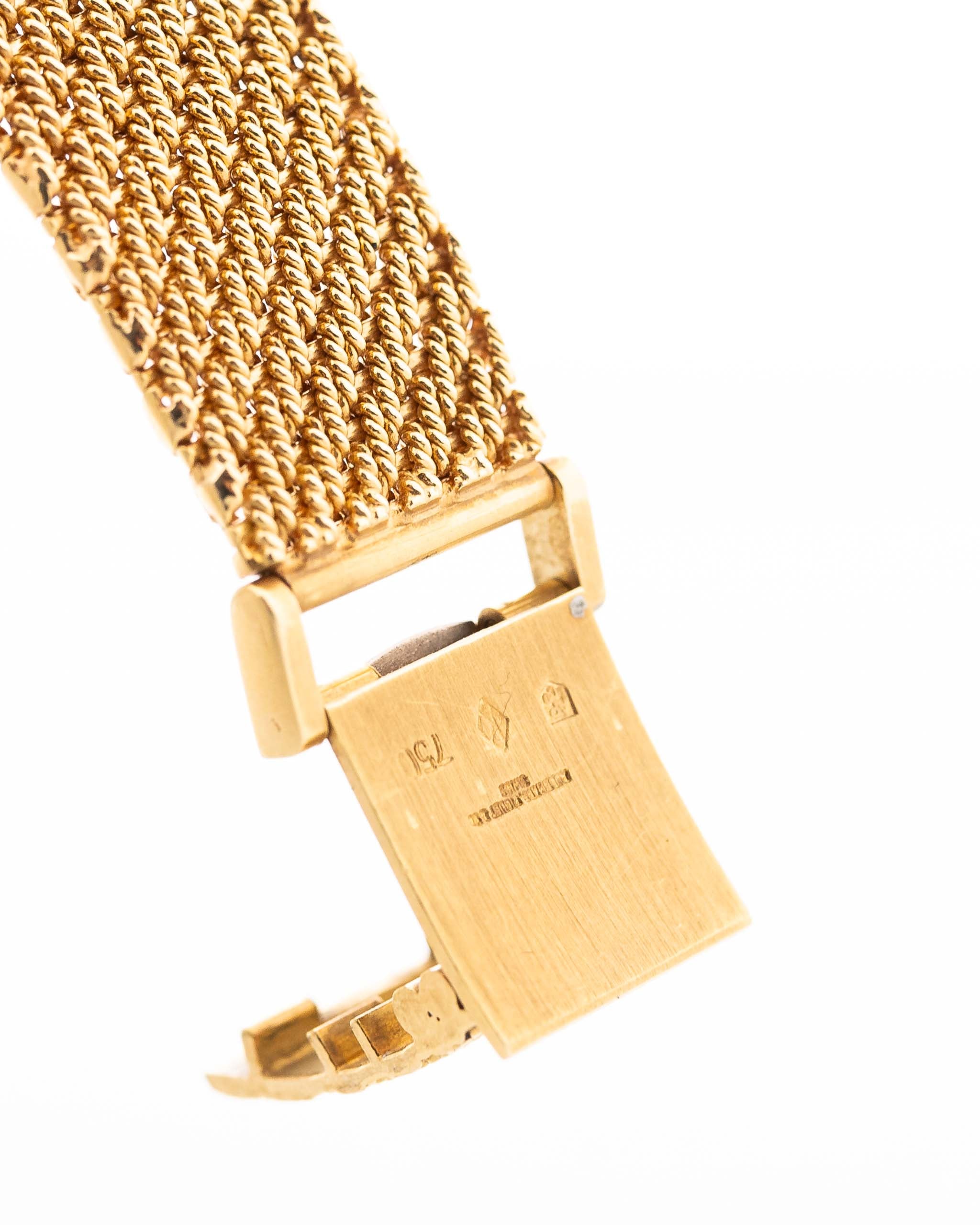 Foto de cerca de un Audemars Piguet Octagon Two Tone 18k de los años 80. 30 mm con caja de oro amarillo de 18k, esfera de aventurina dorada, movimiento de cuerda manual y brazalete de oro amarillo.