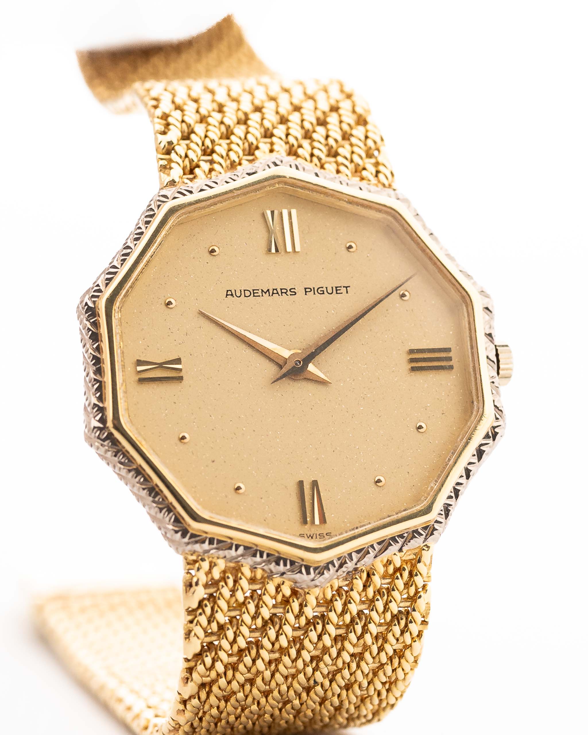 Foto de cerca de un Audemars Piguet Octagon Two Tone 18k de los años 80. 30 mm con caja de oro amarillo de 18k, esfera de aventurina dorada, movimiento de cuerda manual y brazalete de oro amarillo.
