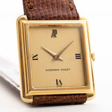 Reloj Audemars Piguet Square vintage, oro de 18 quilates, esfera satinada dorada, correa de piel, fondo blanco