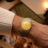 Reloj vintage Audemars Piguet Cobra 5403, oro de 18 quilates, esfera de diamantes, caja Jumbo, en la muñeca sobre fondo borroso