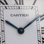 Primer plano de la esfera de un reloj Cartier Tank Louis Vintage, oro amarillo de 18 quilates, esfera blanca, movimiento manual