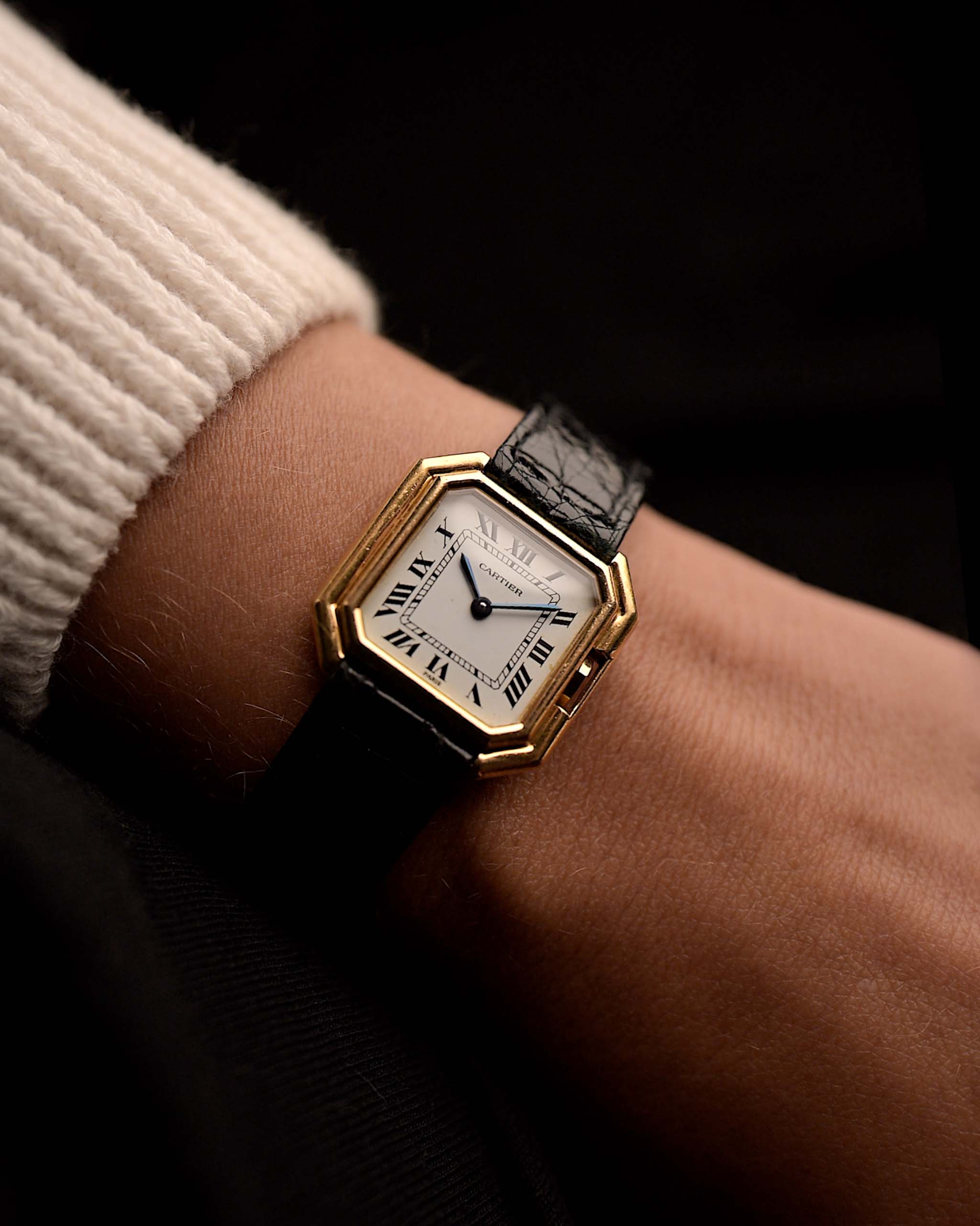 Reloj Cartier Ceinture 78210 vintage de oro amarillo de 18 quilates, esfera MK3 blanca, cuerda manual, en la muñeca, fondo negro