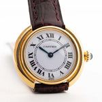 Reloj vintage Cartier Ellipse de oro de 18 quilates, esfera blanca firma París, correa original de cuero rojo, en la muñeca, fondo blanco