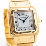 Foto de cerca de un Vintage Cartier Santos Carrée 2964 de la década de 1980. En Excelente estado, caja de 27mm en Oro Amarillo con movimiento Automático, esfera blanca Original y brazalete de Oro.