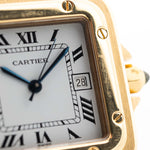 Foto de cerca de un Vintage Cartier Santos Carrée 2964 de la década de 1980. En Excelente estado, caja de 27mm en Oro Amarillo con movimiento Automático, esfera blanca Original y brazalete de Oro.