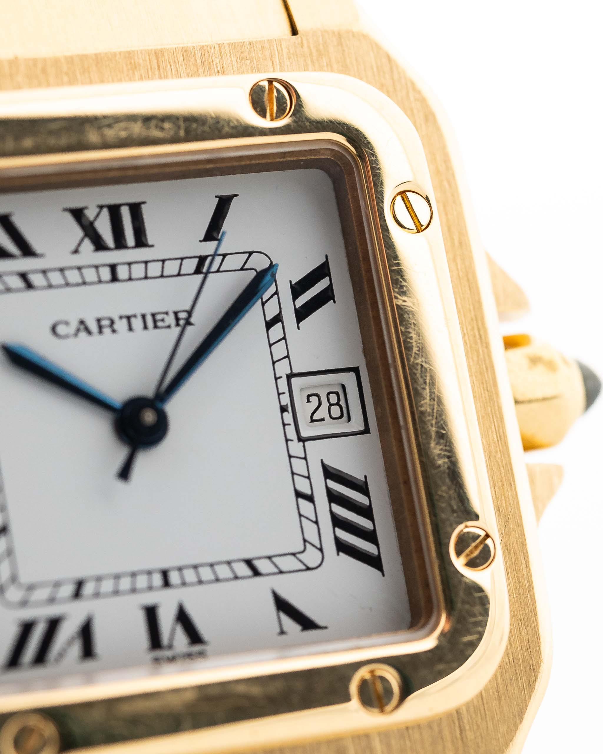 Foto de cerca de un Vintage Cartier Santos Carrée 2964 de la década de 1980. En Excelente estado, caja de 27mm en Oro Amarillo con movimiento Automático, esfera blanca Original y brazalete de Oro.