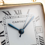 Foto de cerca de un Vintage Cartier Santos Carrée 2964 Dial de la década de 1980. En Excelente estado, caja de 27mm en Oro Amarillo con movimiento Automático, Esfera blanca original y Brazalete de Oro.