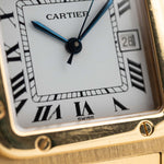 Foto de cerca de un Vintage Cartier Santos Carrée 2964 de la década de 1980. En Excelente estado, caja de 27mm en Oro Amarillo con movimiento Automático, esfera blanca Original y brazalete de Oro.
