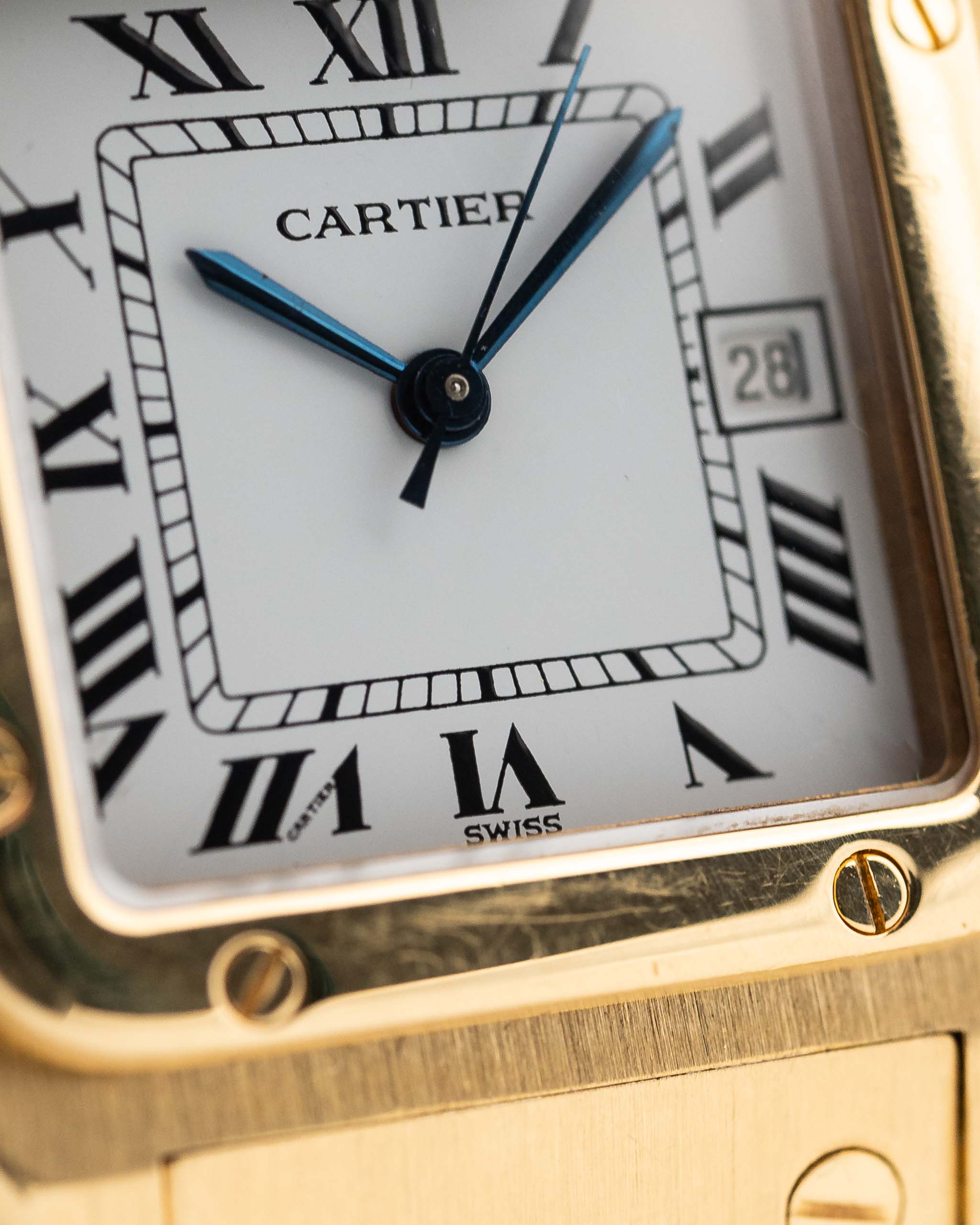 Foto de cerca de un Vintage Cartier Santos Carrée 2964 de la década de 1980. En Excelente estado, caja de 27mm en Oro Amarillo con movimiento Automático, esfera blanca Original y brazalete de Oro.