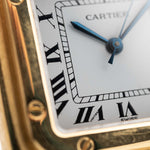 Foto de cerca de un Vintage Cartier Santos Carrée 2964 de la década de 1980. En Excelente estado, caja de 27mm en Oro Amarillo con movimiento Automático, esfera blanca Original y brazalete de Oro.