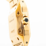Foto de cerca de un Vintage Cartier Santos Carrée 2964 de la década de 1980. En Excelente estado, caja de 27mm en Oro Amarillo con movimiento Automático, esfera blanca Original y brazalete de Oro.