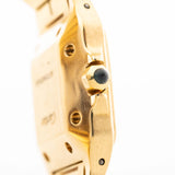 Foto de cerca de un Vintage Cartier Santos Carrée 2964 de la década de 1980. En Excelente estado, caja de 27mm en Oro Amarillo con movimiento Automático, esfera blanca Original y brazalete de Oro.
