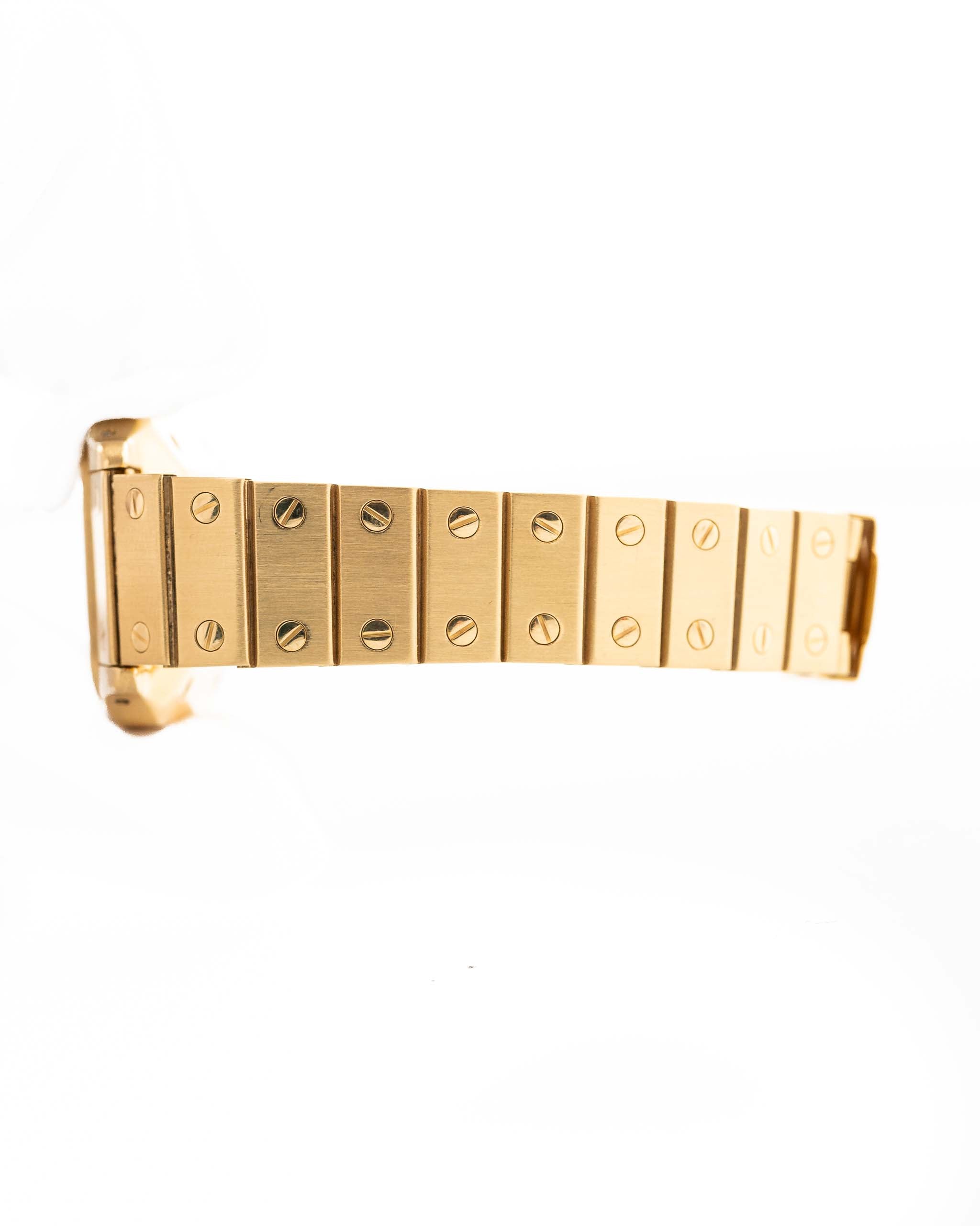 Foto de cerca de un Vintage Cartier Santos Carrée 2964 de la década de 1980. En Excelente estado, caja de 27mm en Oro Amarillo con movimiento Automático, esfera blanca Original y brazalete de Oro.