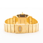 Foto de cerca de un Vintage Cartier Santos Carrée 2964 de la década de 1980. En Excelente estado, caja de 27mm en Oro Amarillo con movimiento Automático, esfera blanca Original y brazalete de Oro.