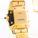 Foto de cerca de un Vintage Cartier Santos Carrée 2964 de la década de 1980. En Excelente estado, caja de 27mm en Oro Amarillo con movimiento Automático, esfera blanca Original y brazalete de Oro.
