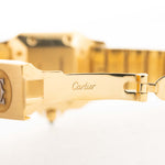 Foto de cerca de un Vintage Cartier Santos Carrée 2964 de la década de 1980. En Excelente estado, caja de 27mm en Oro Amarillo con movimiento Automático, esfera blanca Original y brazalete de Oro.