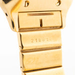 Foto de cerca de un Vintage Cartier Santos Carrée 2964 de la década de 1980. En Excelente estado, caja de 27mm en Oro Amarillo con movimiento Automático, esfera blanca Original y brazalete de Oro.