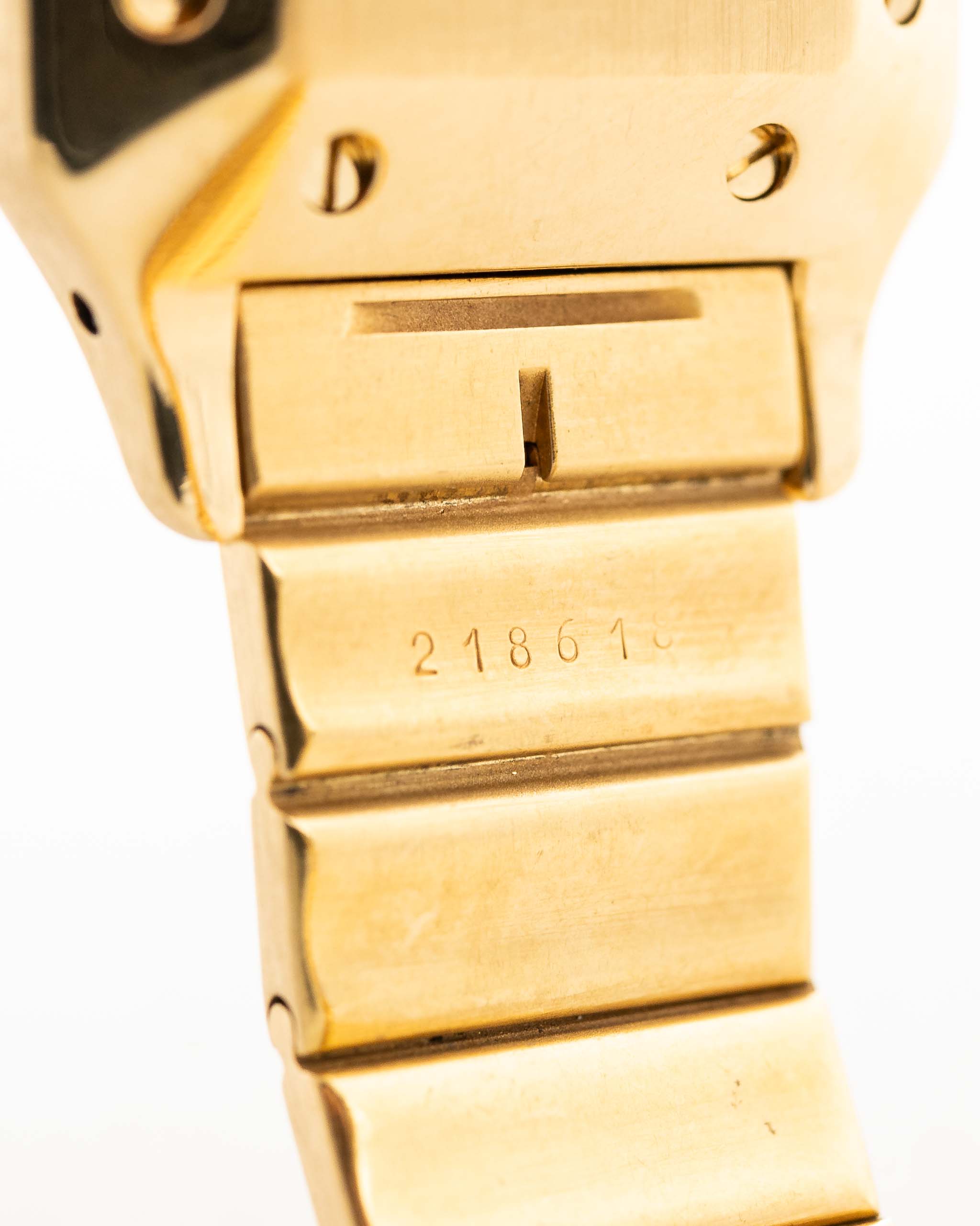 Foto de cerca de un Vintage Cartier Santos Carrée 2964 de la década de 1980. En Excelente estado, caja de 27mm en Oro Amarillo con movimiento Automático, esfera blanca Original y brazalete de Oro.