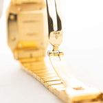 Foto de cerca de un Vintage Cartier Santos Carrée 2964 de la década de 1980. En Excelente estado, caja de 27mm en Oro Amarillo con movimiento Automático, esfera blanca Original y brazalete de Oro.