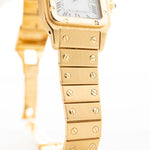Foto de cerca de un Vintage Cartier Santos Carrée 2964 de la década de 1980. En Excelente estado, caja de 27mm en Oro Amarillo con movimiento Automático, esfera blanca Original y brazalete de Oro.