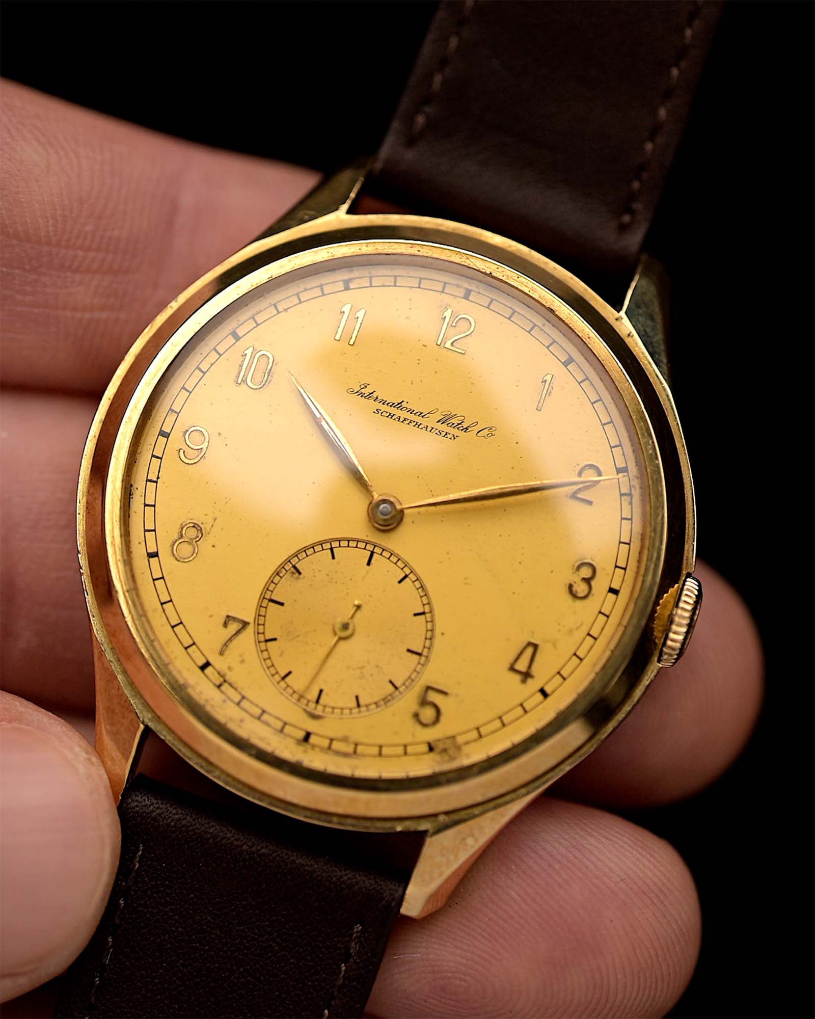 Reloj vintage IWC Hermet Jumbo Cal. 83 14k de 1938. 36,5 mm con caja de oro amarillo de 14k, cuerda manual Cal. 83, esfera dorada original con pátina y correa de piel.
