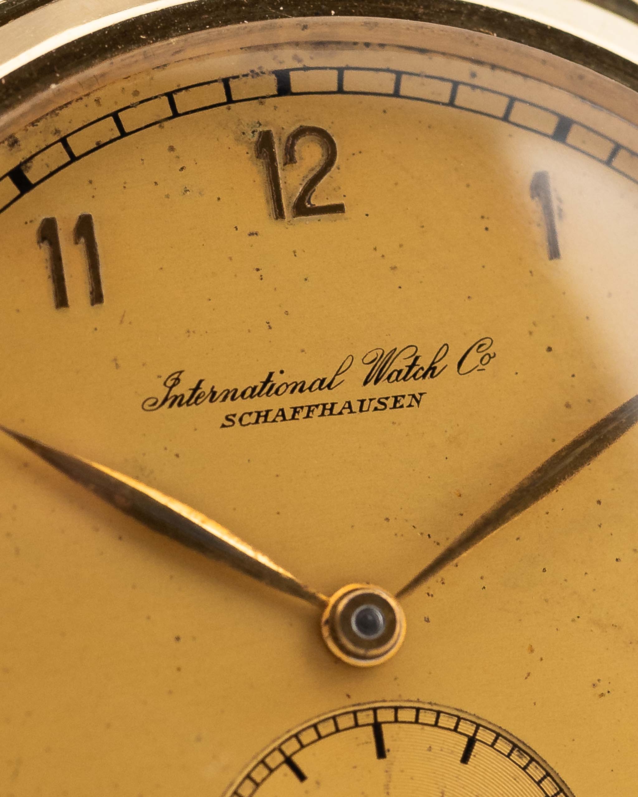 Reloj vintage IWC Hermet Jumbo Cal. 83 14k de 1938. Caja de oro y esfera dorada original con pátina.
