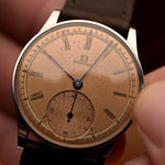 Vintage Omega Art Deco Roman Sub Second 1939 Reloj Antiguo en Acero sostenido por la mano de una persona