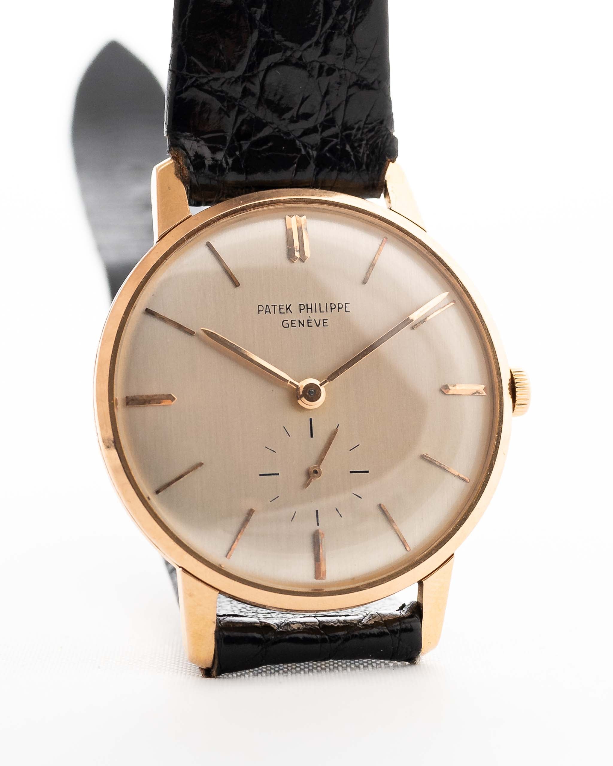 Reloj Vintage Patek Philippe 2598 Calatrava Rosa 18k de los años 50. 33 mm con caja de oro rosa de 18 quilates, movimiento de cuerda manual, esfera plateada impecable y correa de piel original.