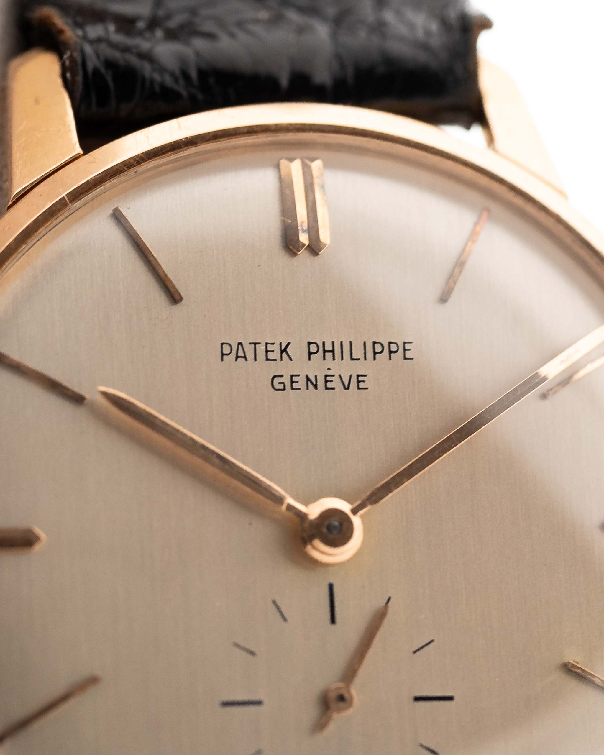 Reloj Vintage Patek Philippe 2598 Calatrava Rosa 18k de los años 50. Caja de oro rosa de 18 quilates, movimiento de cuerda manual, esfera plateada impecable.