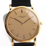 Vintage Patek Philippe 3520 Calatrava Ref. 3520 de los años 60. 32 mm en oro amarillo de 18 quilates con movimiento de cuerda manual, esfera dorada cepillada original y correa de piel.