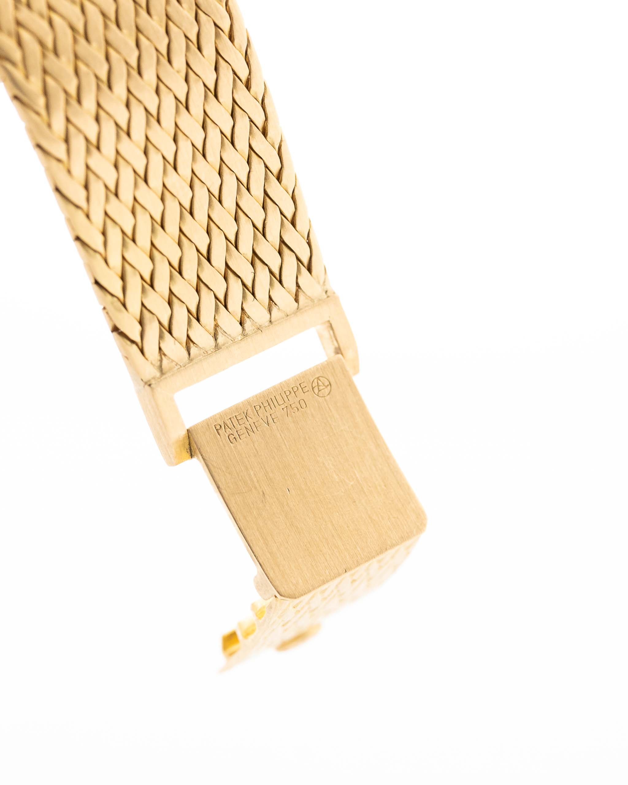 Foto de cerca de un Patek Philippe Vintage Ellipse 3605 Jumbo de 1978. 33 mm en oro amarillo de 18 quilates con Cal. automático 28-255 C, esfera Sigma dorada y brazalete de oro integrado.