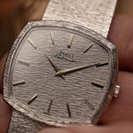 Primer plano del reloj Vintage Piaget TV 12401 Bark de oro blanco sobre fondo difuminado.