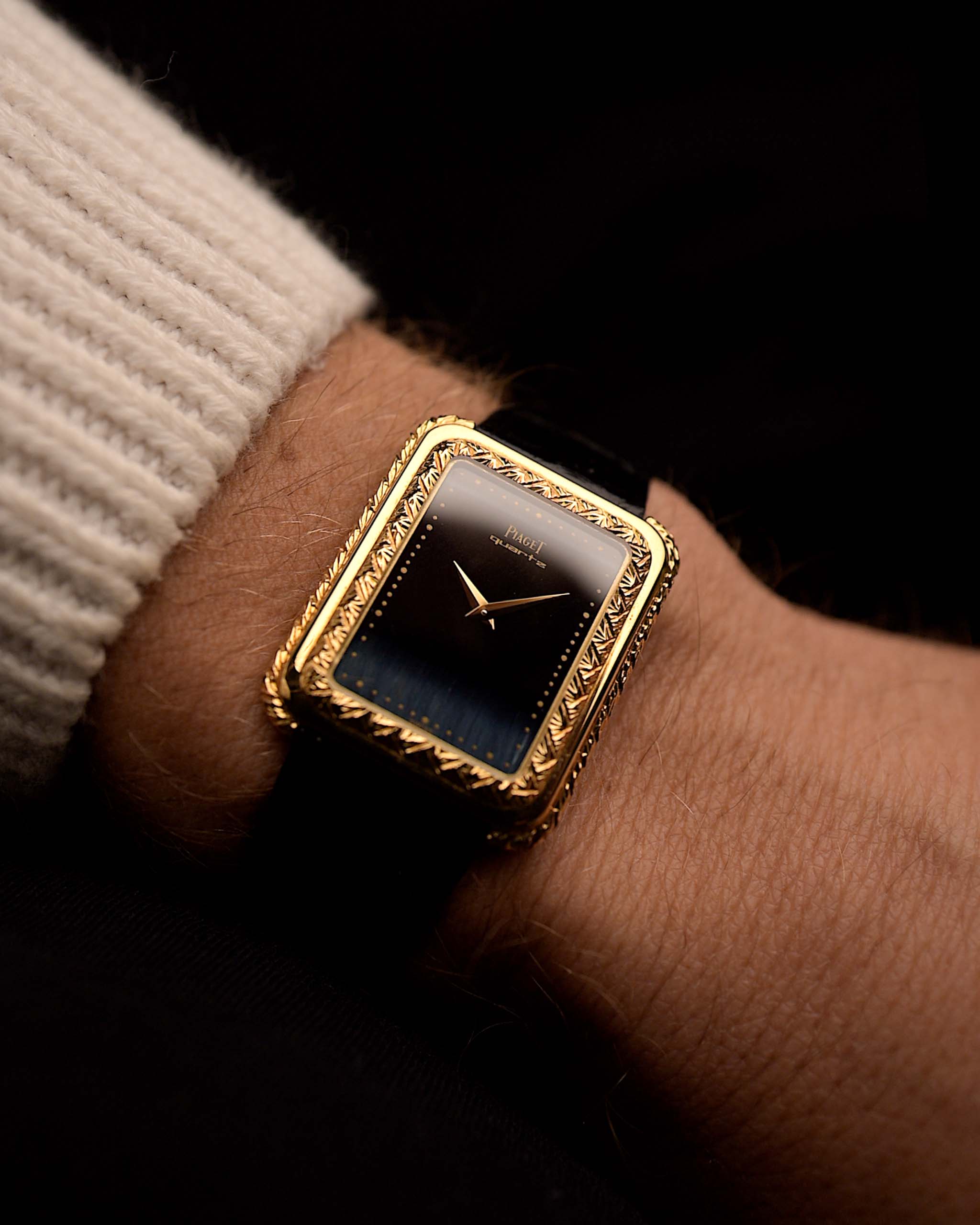 Reloj Piaget 74121 vintage, oro amarillo 18 quilates, esfera azul ojo de halcón, caja rectangular, movimiento de cuarzo, sobre fondo negro