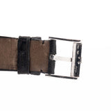 Foto de cerca de un Piaget Protocole 927 de oro blanco de 18 quilates de la década de 1970. 25 mm en oro blanco de 18 quilates con movimiento de cuerda manual, esfera plateada motivo sol y correa original de piel negra.