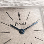 Foto de cerca de un Piaget Protocole 9133 Bark 18k de los años 1970. 23 mm en oro blanco de 18 quilates con movimiento de cuerda manual, esfera original con acabado de corteza y brazalete integrado.