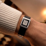 Reloj Piaget Protocole 9151 vintage, oro blanco de 18 quilates, esfera de ónice, forma de tanque, movimiento Calibre 9P, correa de piel, en una muñeca, fondo difuminado